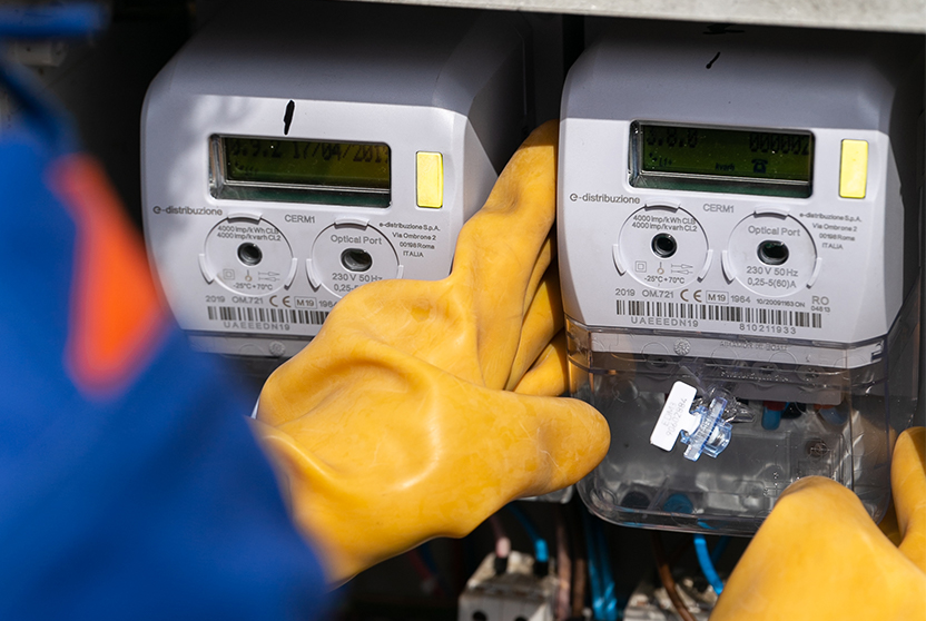 Rețele Electrice employee installing two smart meters